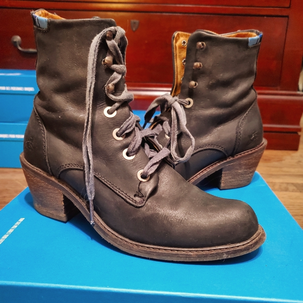 John Fluevog Adriana Nuni Lace Up Boots Women's Sizd 7 Narrow Distressed Black